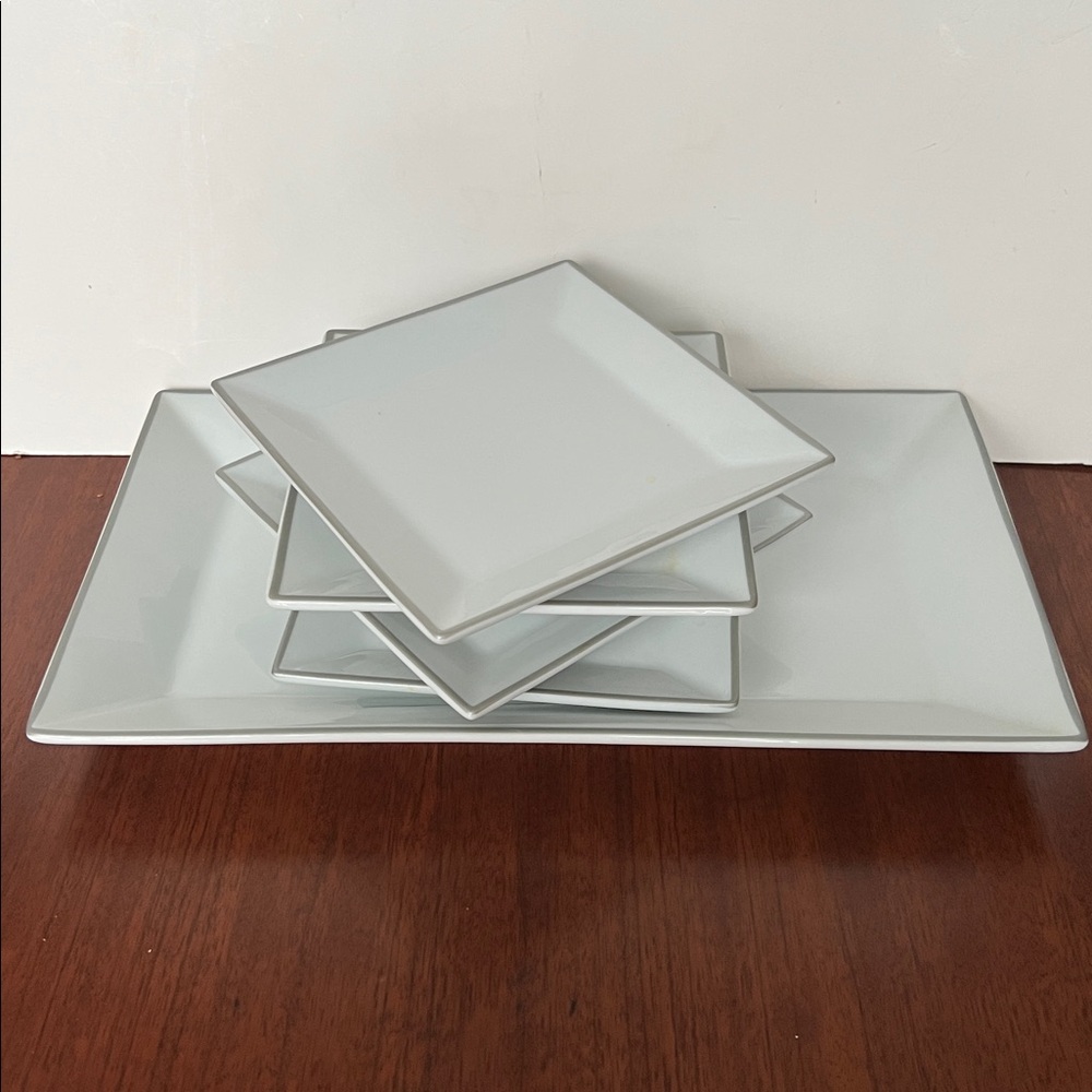 ULTA Platinum Rimmed Serving Set 5
Pieces 1 Serving Tray 4 Plates